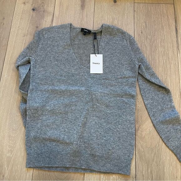 Theory
V Neck Cashmere Sweater - Picture 5 of 5